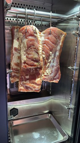 Klargøring af bacon til fællesspisningen på Flagdagen